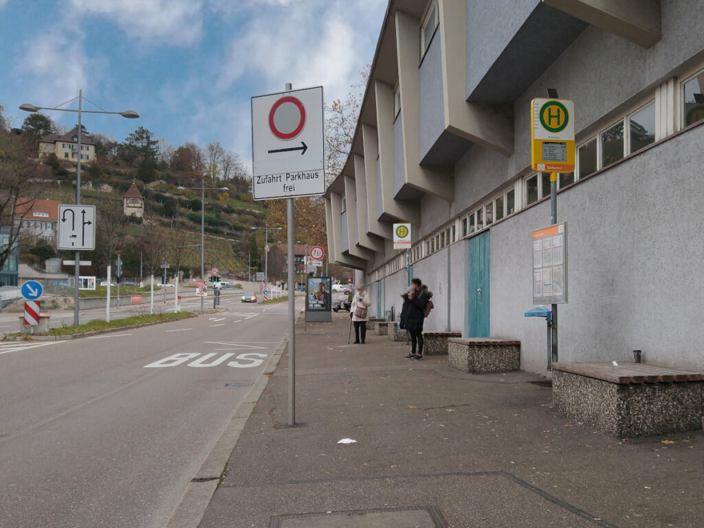 Bushaltestelle am Gehweg mit Blindenleitsystem und erhöhtem Bordstein.