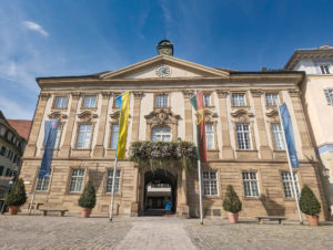 Außenansicht vom Rathaus. Historisches Gebäude im Stil eines italienischen Stadt-Palazzos.