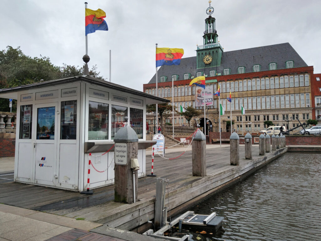 Quadratisches Häuschen am Kopf des Binnenhafens. Rechts vom Häuschen das Hafenbecken.